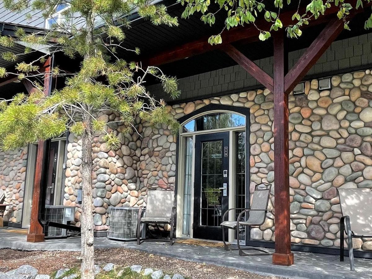 Renovated Chalet At Mystic Springs, Mountain Views, Pets Welcome! キャンモア エクステリア 写真