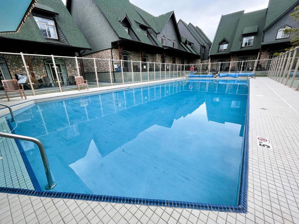 Renovated Chalet At Mystic Springs, Mountain Views, Pets Welcome! キャンモア エクステリア 写真