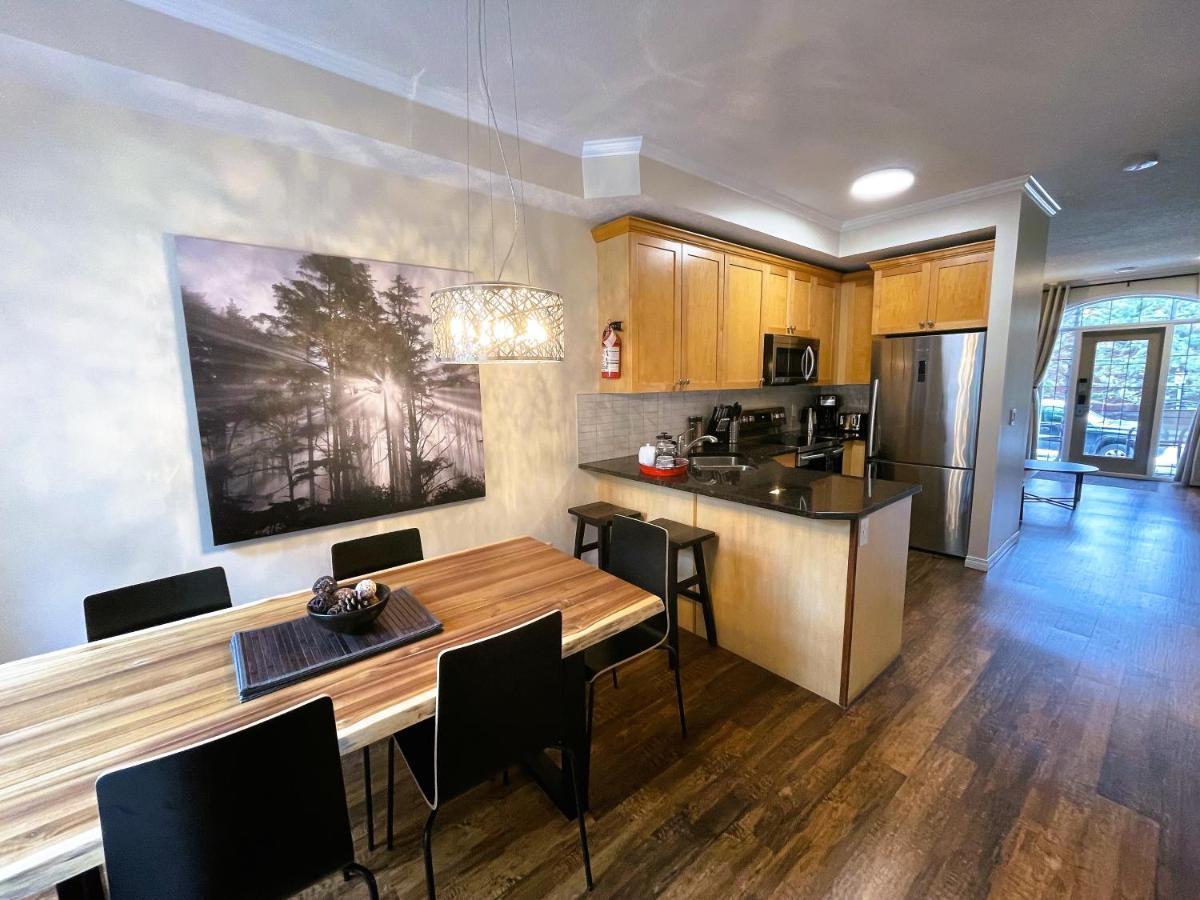 Renovated Chalet At Mystic Springs, Mountain Views, Pets Welcome! キャンモア エクステリア 写真
