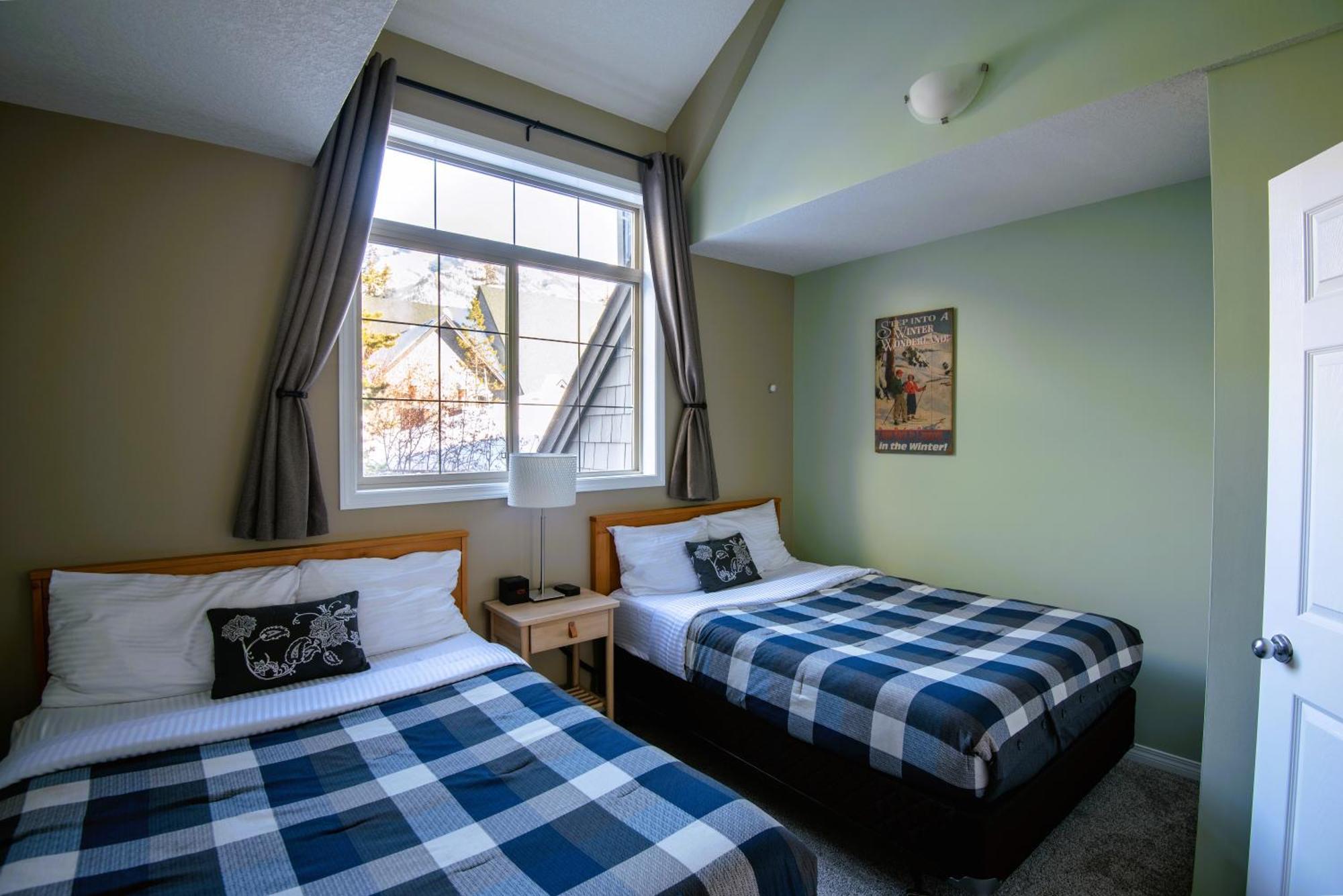 Renovated Chalet At Mystic Springs, Mountain Views, Pets Welcome! キャンモア エクステリア 写真